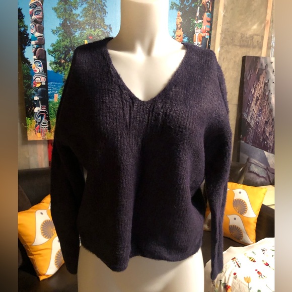 Navy H&M sweater in size medium.  Excellent condition. - Picture 1 of 4